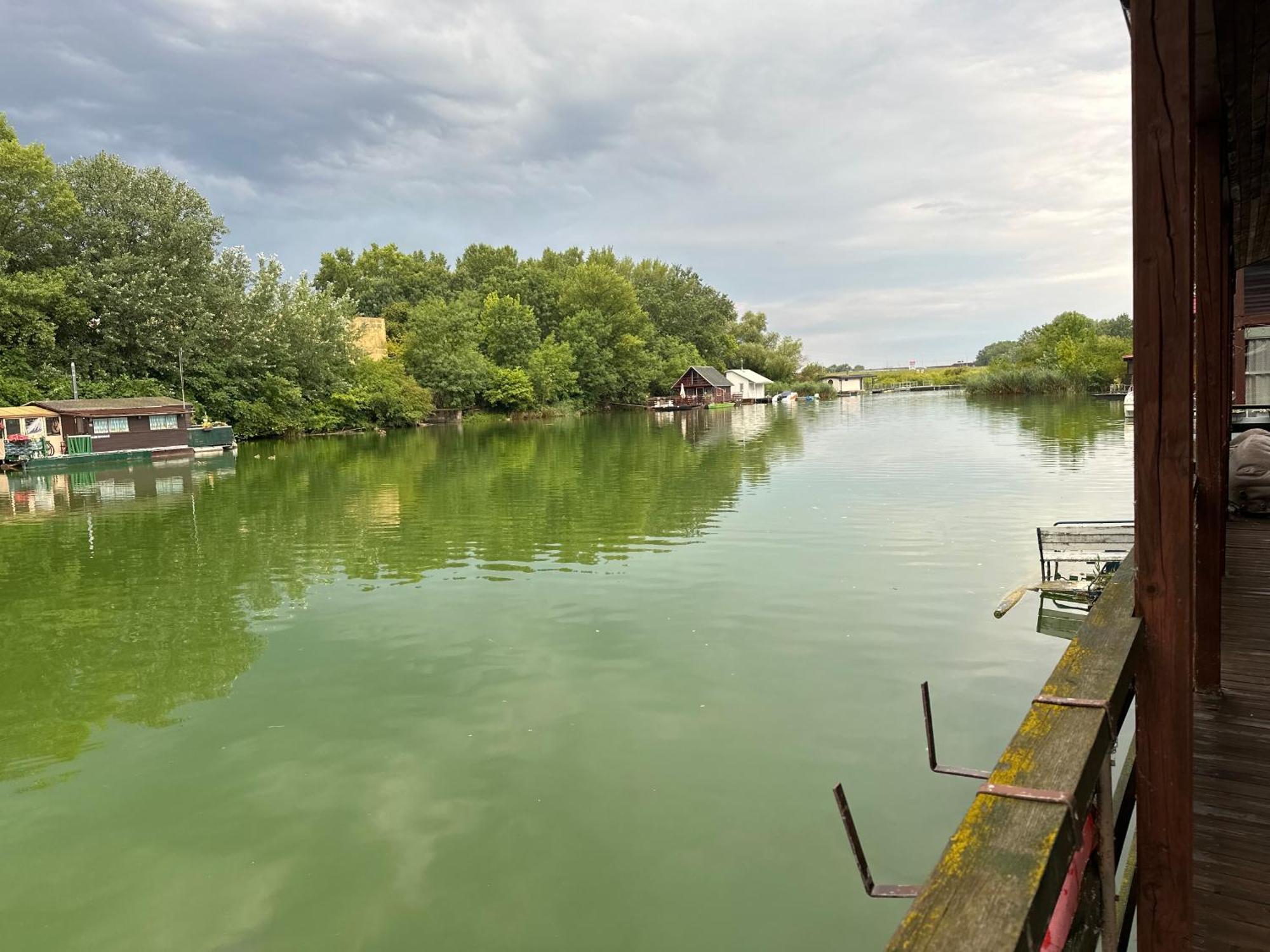 Houseboat - Beacon Of Happiness Hotel Bratislava Exterior photo