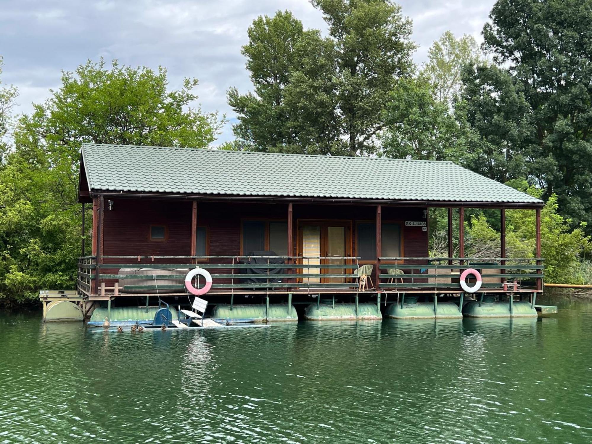 Houseboat - Beacon Of Happiness Hotel Bratislava Exterior photo